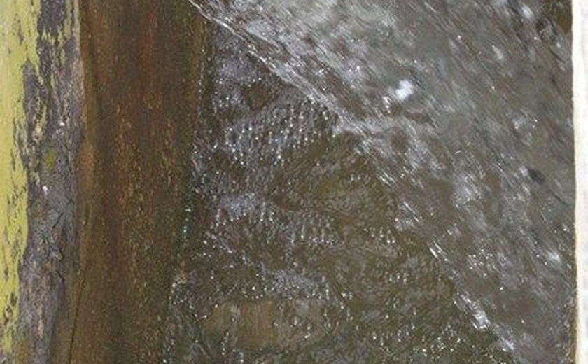 Casal substitui rede de água antiga no bairro da Ponta Verde
