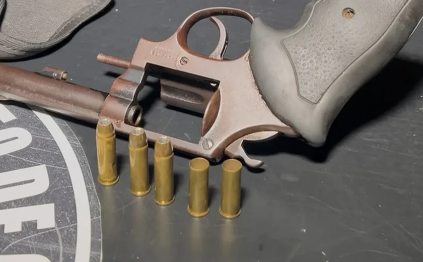 Arma de fogo e munições são apreendidas no bairro de Ipioca