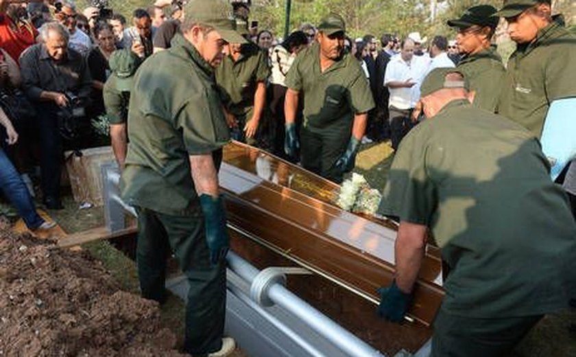 Corpo do jornalista e apresentador Marcelo Rezende é sepultado em SP
