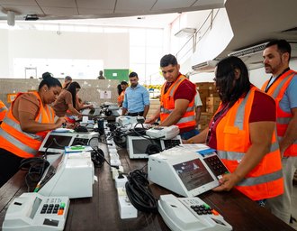 TRE/AL inicia carga e lacre das urnas eletrônicas para as Eleições 2026