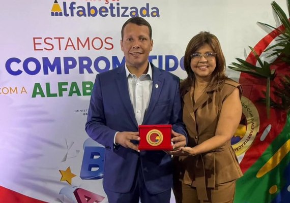 Educação de Murici recebe méritos do MEC com o Selo Ouro do Compromisso Nacional Criança Alfabetizada