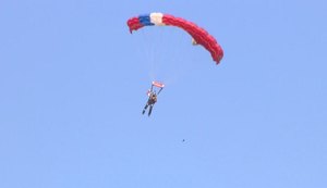 Paraquedista cai de 120m, é 'dado como morto', e volta a saltar 362 dias depois