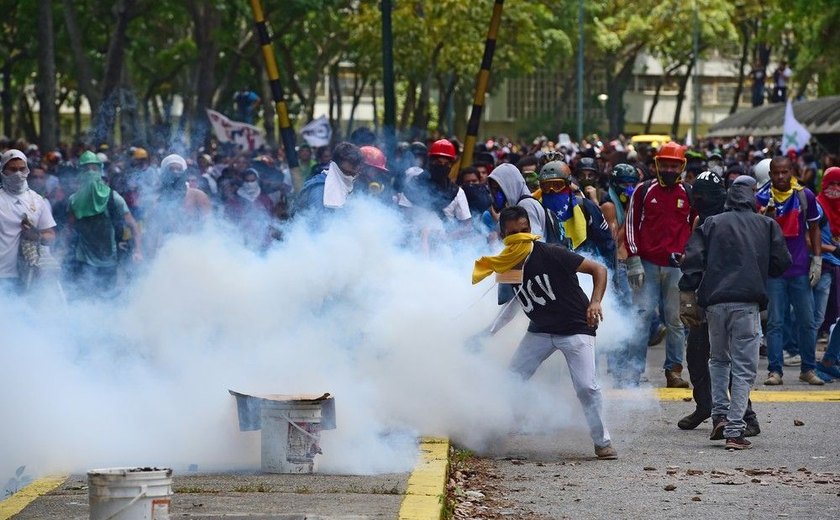 Jovem de 22 anos ferido em protesto morre na Venezuela