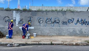 Vândalos picham ponto revitalizado pela Alurb no Jacintinho