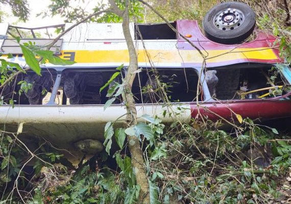 Quase seis meses após acidente, retirada de ônibus que caiu na Serra da Barriga é tema de reunião