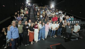 Senador Renan Calheiros acompanha exibição do documentário “Anatomia do Caos” em Arapiraca, ao lado de Yale Fernandes e do prefeito Luciano Barbosa