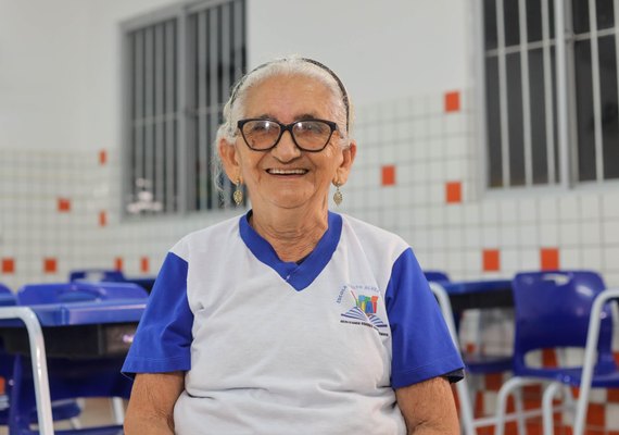 EJAI Maceió: aluna de 78 anos comemora ao escrever o nome pela primeira vez