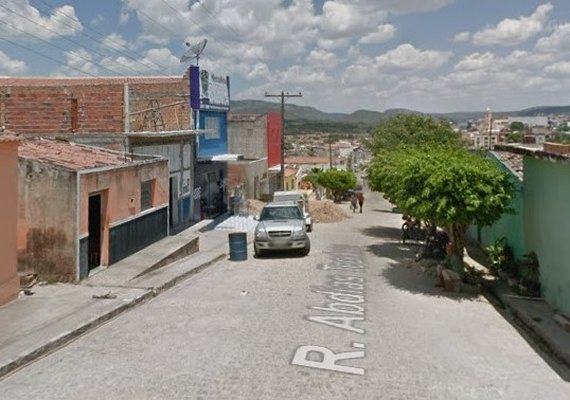 Bombeiros capturam cobra de um metro no teto de casa em Santana do Ipanema