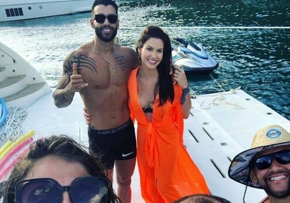 Gusttavo Lima e Andressa Suita curtem passeio de iate juntos