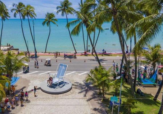 MPE dá prazo para SMTT justificar fechamento de rua por cadeira de praia gigante