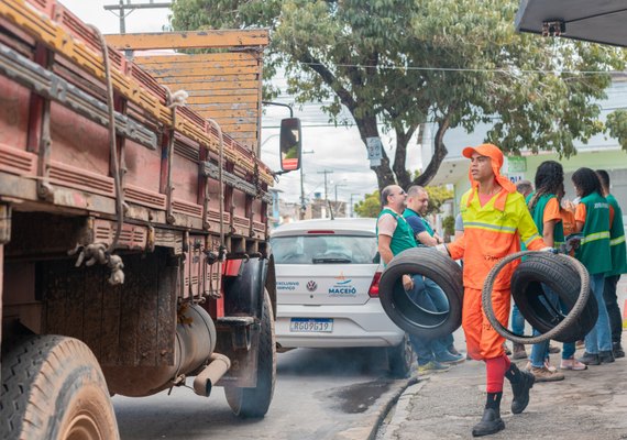 Mutirão combate focos do Aedes aegypti em borracharias de Maceió