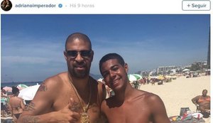 Adriano Imperador curte praia no Rio e avisa fãs: “Estou solteiro”