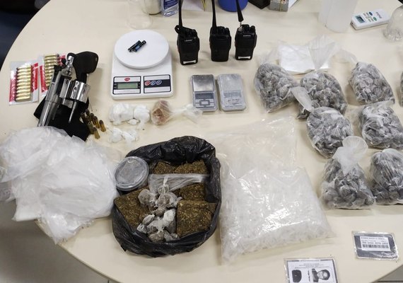 Mulher é presa com drogas, arma e rádios comunicadores  no Jacintinho