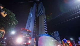 Incêndio destrói apartamento em edifício no bairro do Farol