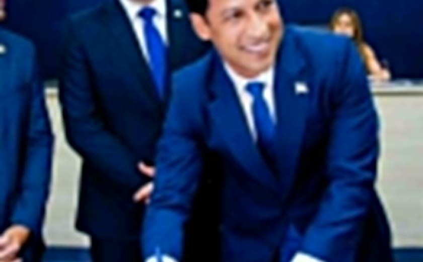 Câmara Municipal empossa Rodrigo Cunha como prefeito de Maceió