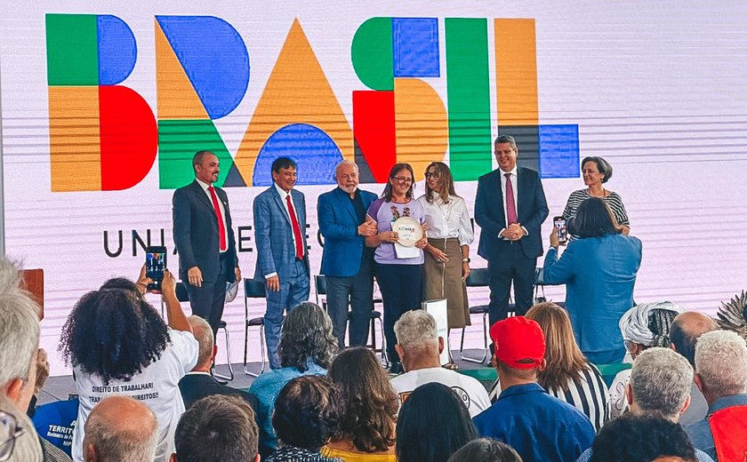Kátia Born representa Alagoas na assinatura do decreto em que Lula recria Consea