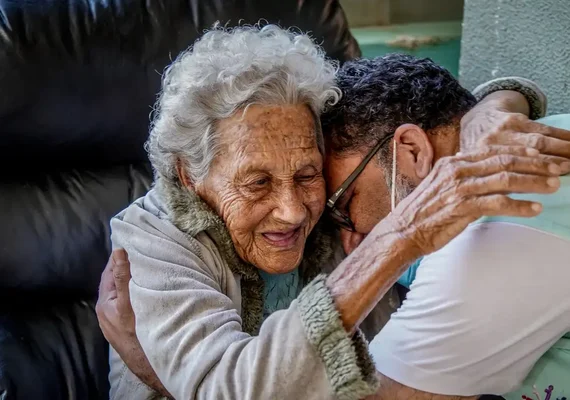 Redação do Enem 2025 aborda as perspectivas para o envelhecimento