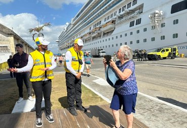 Agentes bilíngues do Ronda no Bairro recepcionam turistas no Porto de Maceió