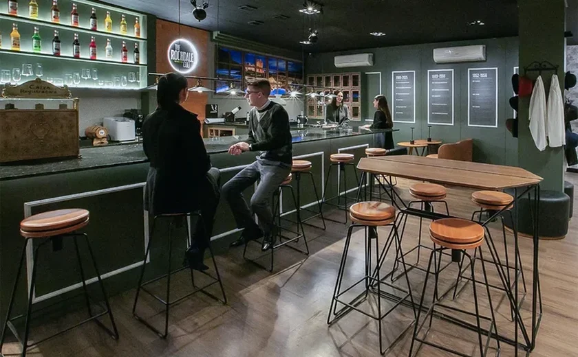 Cooperativa de crédito instala bar dentro de agência e transforma cofre em adega
