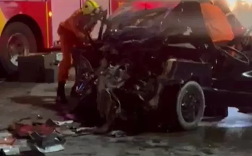Motorista fica preso às ferragens após colisão entre carro e caminhão na BR-104
