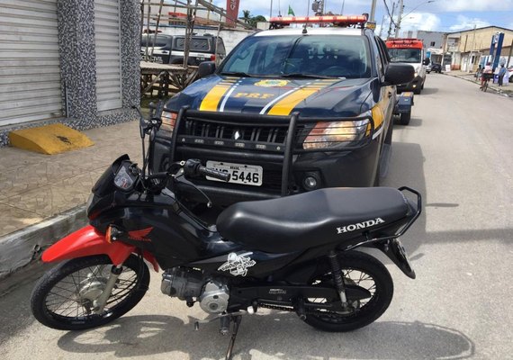 Mulher é presa pela PRF após tentar fugir de abordagem na BR-316