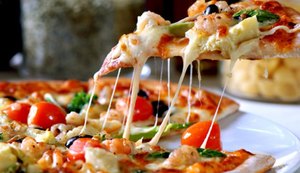 Procon proíbe cobrança de pizza de dois sabores com preço da mais cara