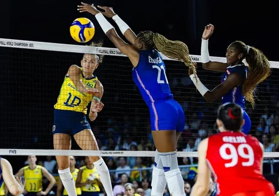 Brasil vence a França de virada em jogo emocionante e lidera o Grupo C do Mundial