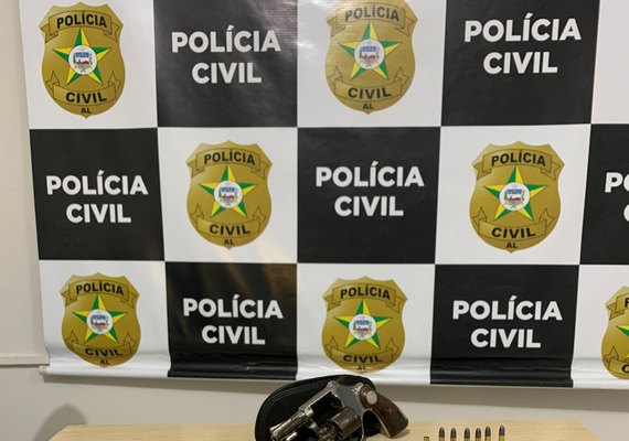 Jovem é preso com arma, celulares roubados e droga