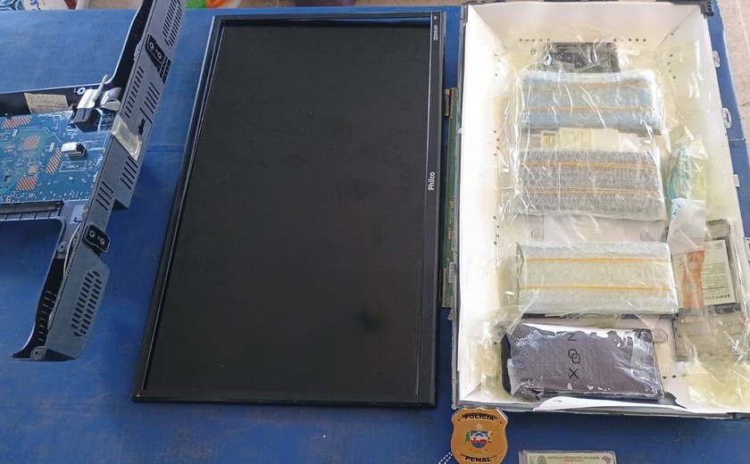 Sargento da reserva e mulher são presos tentando entrar no presídio com celulares escondidos em TVs