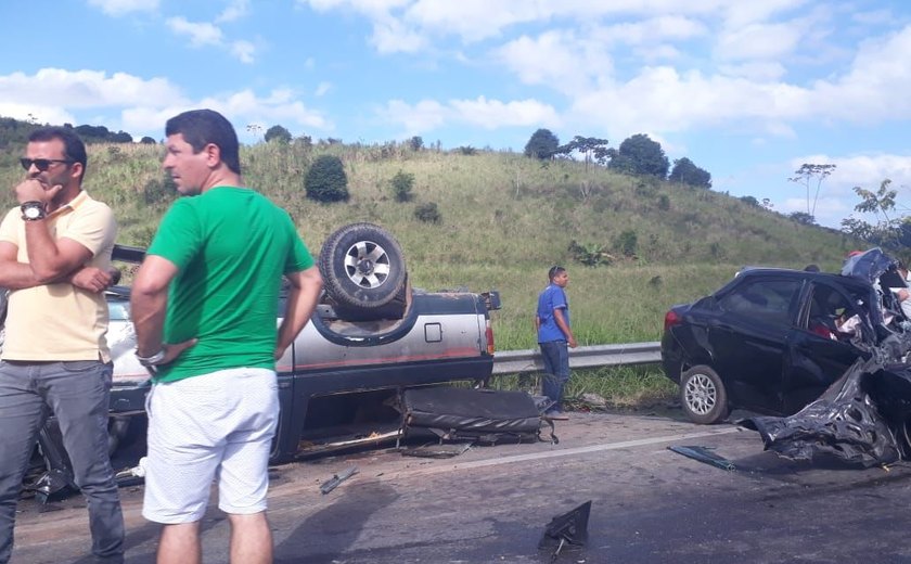 Colisão frontal entre carro e caminhonete deixa mortos em Joaquim Gomes