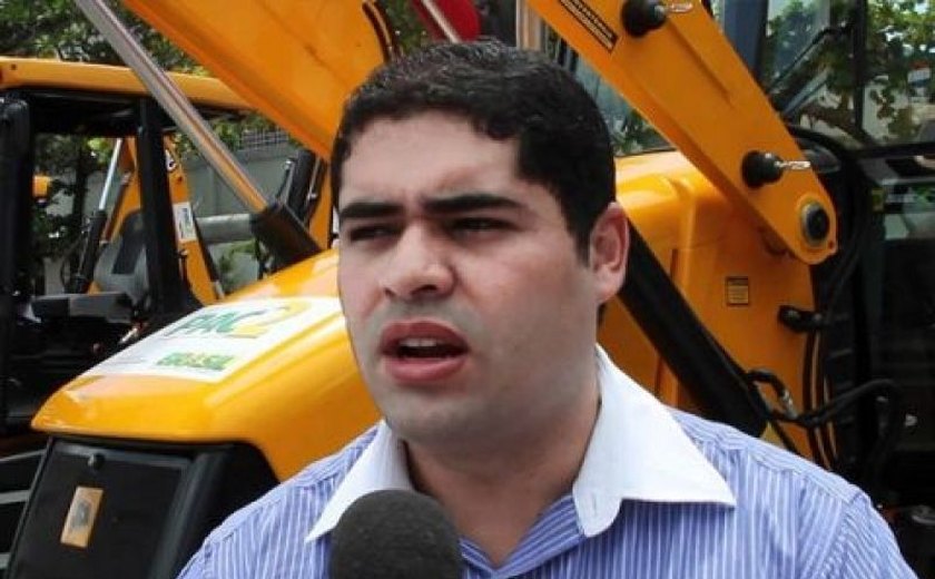 Sete meses após MP de Alagoas pedir sua prisão, Jacob Brandão se entrega