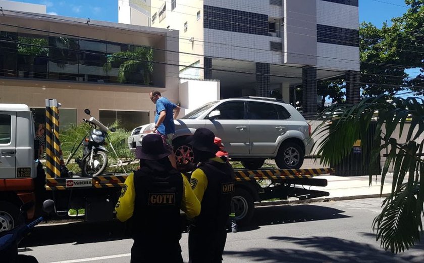 SMTT instala placa no final da tarde e guincha carro de moradores no início da manhã