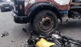 Motociclista fica gravemente ferido em colisão com caçamba em Penedo