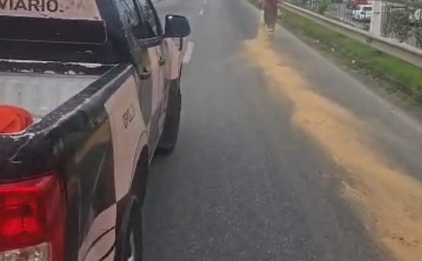Derramamento de óleo interdita trecho da Avenida Menino Marcelo