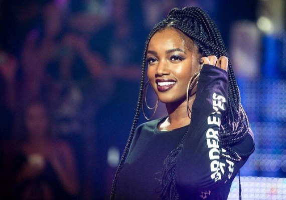 Cantora Iza cancela shows após teste positivo para Covid