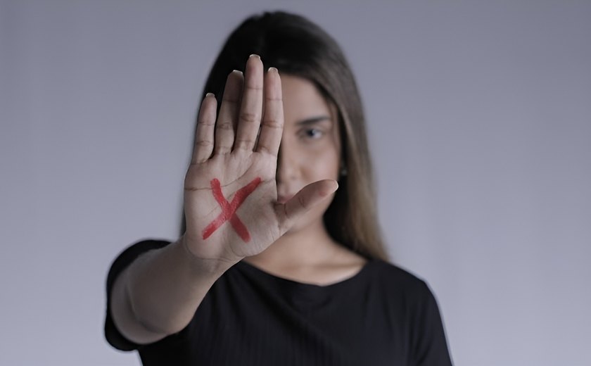 Mulher denuncia filho à polícia por agressão e tentativa de abuso sexual