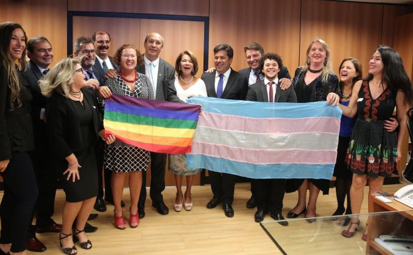 Resolução do MEC permite que transexuais e travestis usem o nome social