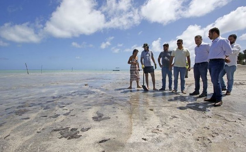 Renan Filho cobra agilidade do governo federal para identificar causa de óleo em praias
