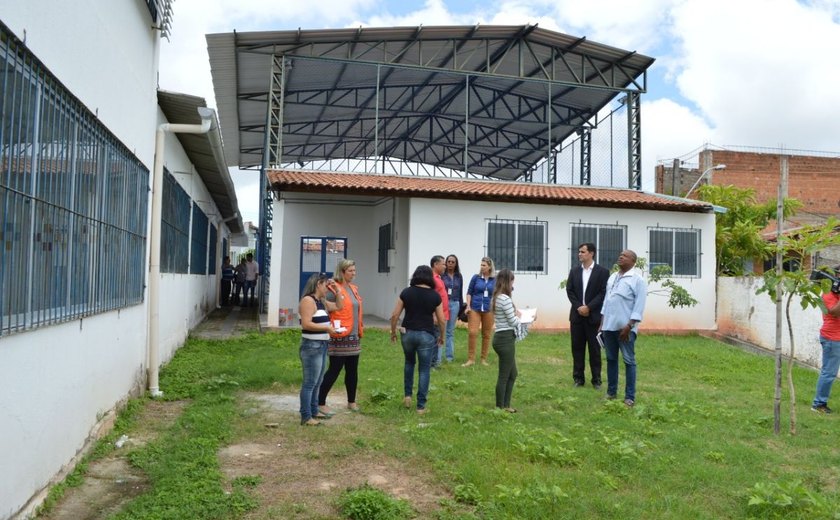 Defensoria vistoria escolas públicas no Pinheiro e monitora transferência de 815 crianças