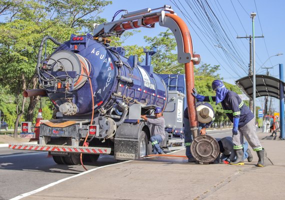Prefeitura realiza limpeza de galerias na Avenida Fernandes Lima