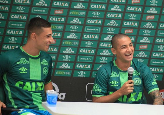Wellington Paulista e João Pedro são apresentados pela Chapecoense
