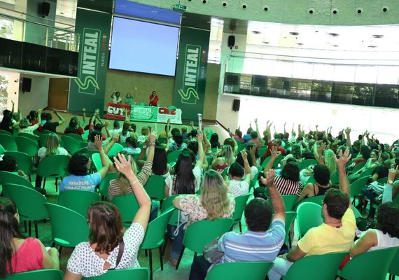 Profissionais da educação do Município e do Estado podem entrar em greve em maio