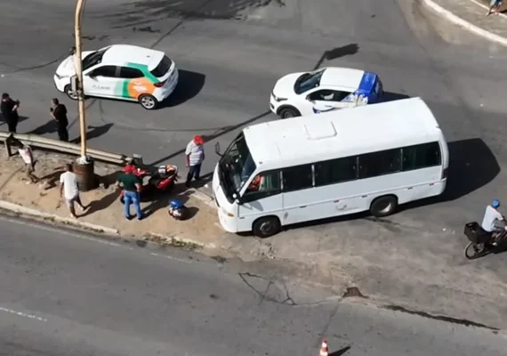 Acidente entre moto e micro-ônibus deixa mulher ferida em Arapiraca