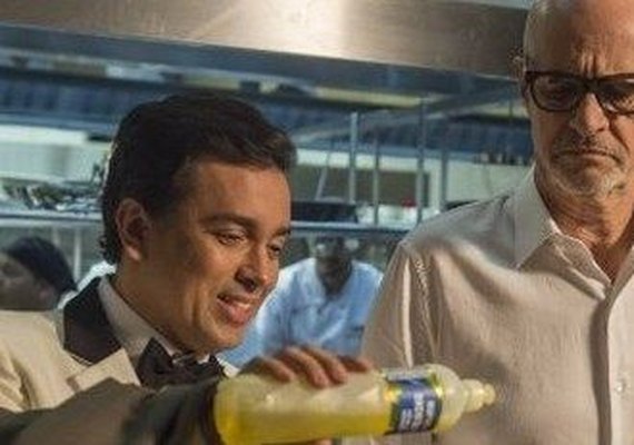 'Pega Pega': Sem dinheiro, Pedrinho é obrigado a lavar pratos de restaurante