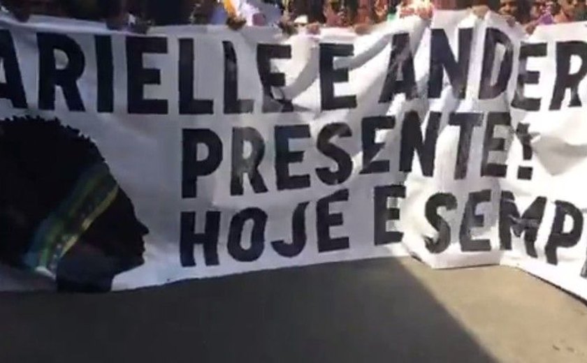 Manifestantes fazem protesto na Maré contra mortes de Marielle e Anderson