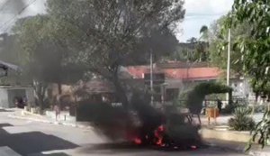 Vídeo: carro pega fogo no centro do município de Dois Riachos
