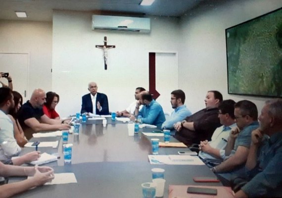 Sem receber há três meses, servidores cobram salários em Arapiraca