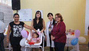 Pestalozzi de Maceió realiza entrega de cadeiras banhitas e aparelhos auditivos