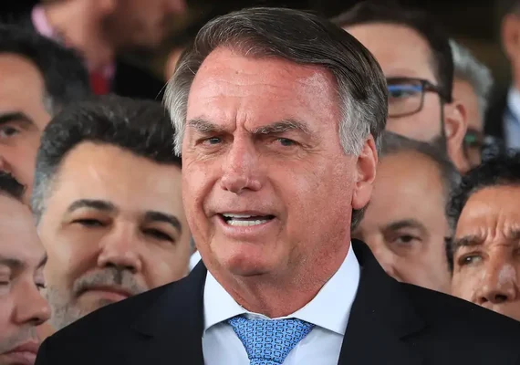 Moraes dá 24 horas para Bolsonaro explicar uso de redes sociais
