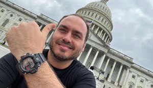 Paranoia e 'prisão' em elevador: Os motivos de Carlos Bolsonaro para não voltar ao Brasil